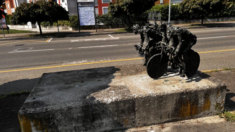 Ladri d’arte o di metalli?  Mezza scultura in bronzo rubata in viale dei Campionissimi