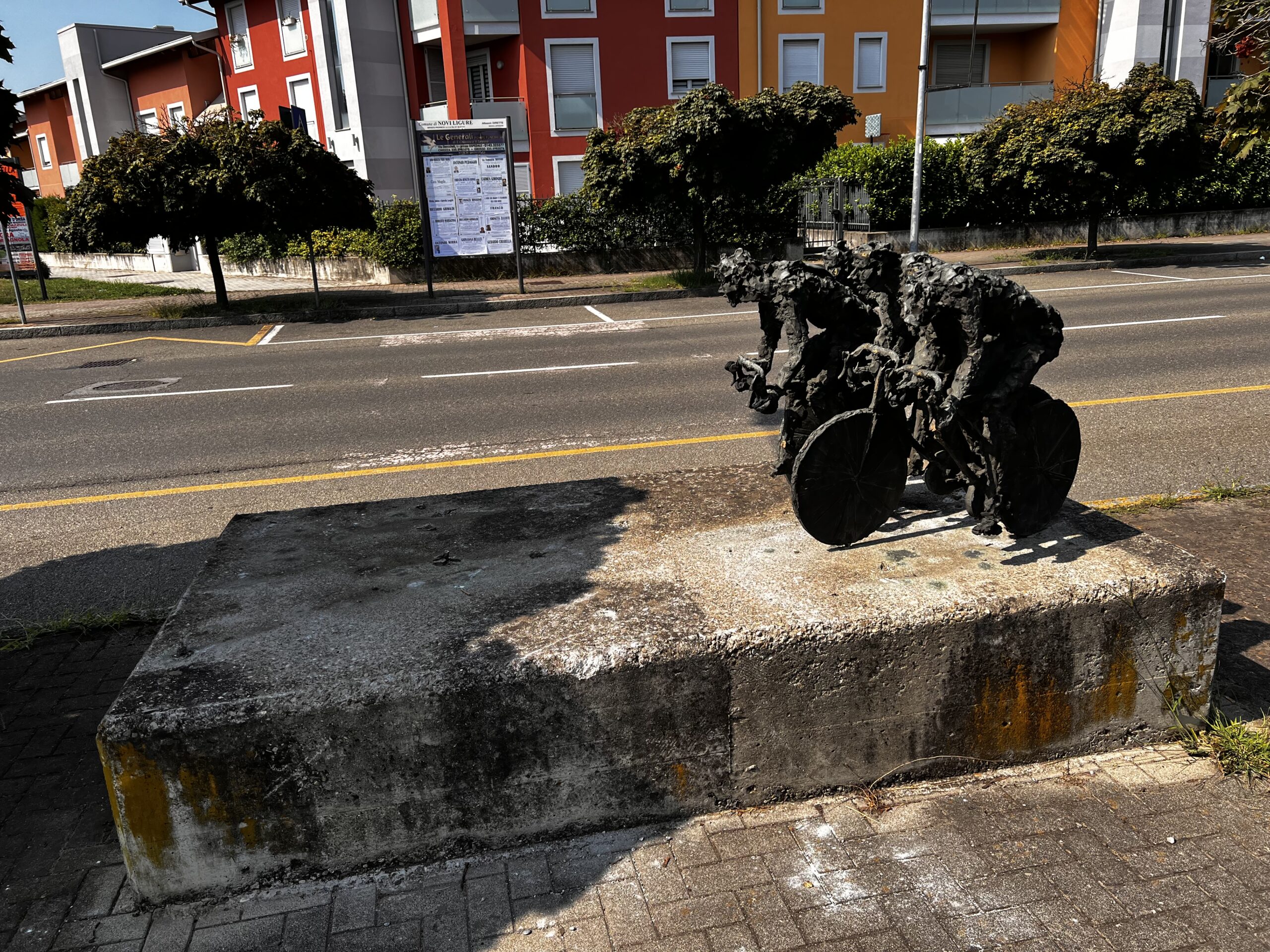 Ladri d’arte o di metalli?  Mezza scultura in bronzo rubata in viale dei Campionissimi