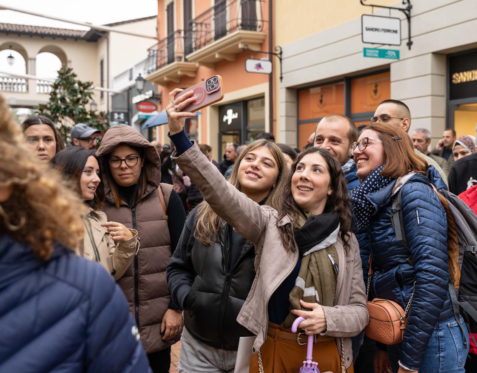 Outlet, record storico di visitatori: domenica erano 80mila