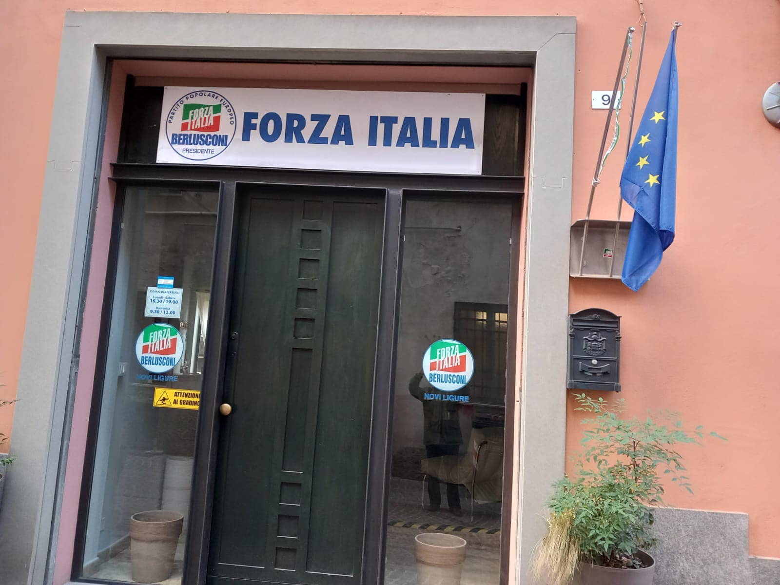 Vandalizzata la sede di Forza Italia, solidarietà da Bertoli